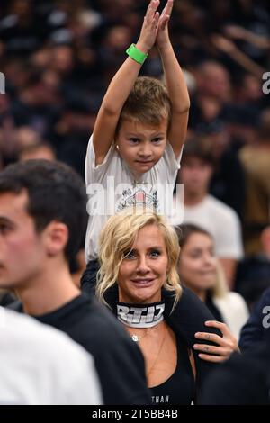 Belgrade, Serbie, 26 octobre 2023. L'ancienne joueuse de basket de l'équipe nationale serbe Milica Dabovic avec le soutien de son fils Partizan Mozzart Bet Belgrade lors de l'Euroleague Turkish Airlines 2023/2024, Round 5 match entre Partizan Mozzart Bet Belgrade et Crvena Zvezda Meridianbet Belgrade à Stark Arena à Belgrade, Serbie. 26 octobre 2023. Crédit : Nikola Krstic/Alamy Banque D'Images