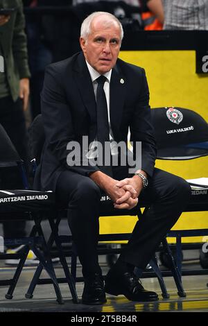 Belgrade, Serbie, 26 octobre 2023. L'entraîneur-chef Zeljko Obradovic réagit lors du match 2023/2024 de Turkish Airlines Euroleague, Round 5 entre le Partizan Mozzart Bet Belgrade et Crvena Zvezda Meridianbet Belgrade au Stark Arena de Belgrade, Serbie. 26 octobre 2023. Crédit : Nikola Krstic/Alamy Banque D'Images