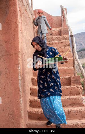 Une femme berbère avec des Tagins marocains dans les montagnes de l'Atlas Maroc Banque D'Images