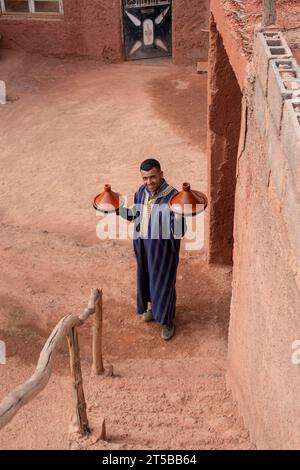 Un homme berbère avec des Tagines marocains dans les montagnes de l'Atlas Maroc Banque D'Images