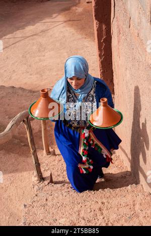 Une femme berbère avec des Tagins marocains dans les montagnes de l'Atlas Maroc Banque D'Images