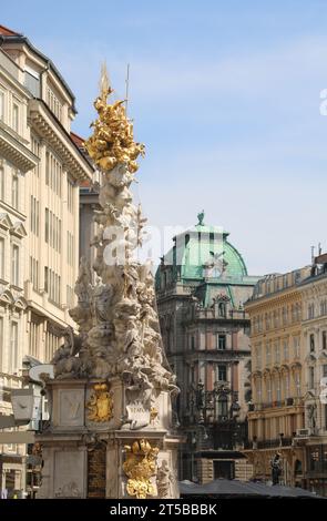 Vienne, WIEN, Autriche - 23 août 2023 : la colonne de la peste est un mémorial dans le centre-ville avec des statues d'or Banque D'Images
