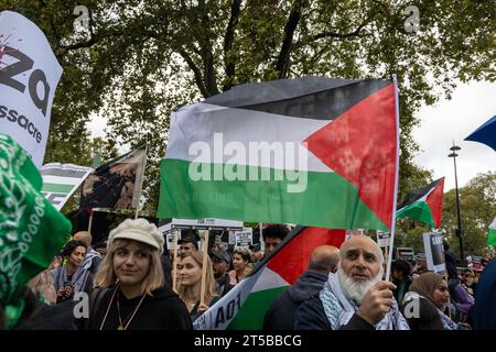 Les manifestants pro-palestiniens se sont rassemblés dans leur quartier pour soutenir la Palestine et un cessez-le-feu, puis se sont dirigés vers Trafalgar Square. Crédit : Sinai Noor/Alamy Live News Banque D'Images