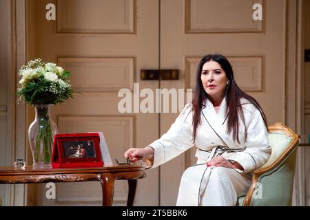 Marina Abramovic (dans le rôle de Maria Callas dans son appartement parisien) en 7 DÉCÈS DE MARIA CALLAS à l'English National Opera (ENO), London Coliseum, Londres WC2 03/11/2023 avec la musique de Marko Nikodijevic livret : Petter Skavlan & Marina Abramovic chef d'orchestre : Yoel Gamzou design : Marina Abramovic & Anna Schoetl costumes: Riccardo Tisci pour Burberry Lighting : Urs Schoenebaum réalisateur : Nabil Elderkin Visual Intermezzos : Marco Brambilla metteur en scène : Marina Abramovic Banque D'Images