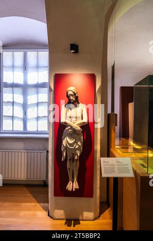 Abbaye Augustinienne de Neustift. Salle intérieure du célèbre musée de l'Abbaye : Sculture en bois du Christ : 15e siècle une œuvre gothique tardive .Brixen, Bressanon Banque D'Images