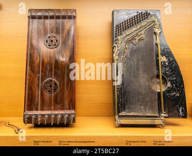 Abbaye Augustinienne de Neustift. Intérieur du célèbre musée de l'Abbaye : salle des sciences avec des instruments scientifiques historiques. Brixen, Bressanone, Tyr du Sud Banque D'Images