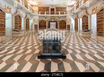 Abbaye Augustinienne de Neustift (Novacella). Intérieur de la célèbre belle bibliothèque de style baroque (rococo stuc travail). Brixen, Bressanone, Tyro du Sud Banque D'Images