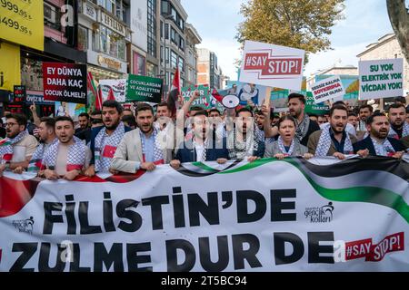 Fatih, Istanbul, Turquie. 4 novembre 2023. Les personnes participant à la marche de soutien à la Palestine organisée par la branche jeunesse du Parti de la justice et du développement (AKP) portent des drapeaux palestiniens et turcs et crient des slogans à la mosquée Fatih à Istanbul le 4 novembre, Â 2023. (Image de crédit : © Tolga Uluturk/ZUMA Press Wire) USAGE ÉDITORIAL SEULEMENT! Non destiné à UN USAGE commercial ! Crédit : ZUMA Press, Inc./Alamy Live News Banque D'Images