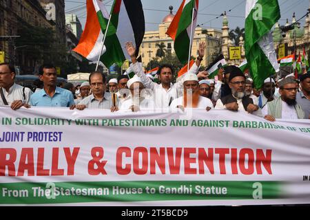 Kolkata, Inde. 03 novembre 2023. Des milliers de musulmans ont pris part à un rassemblement de protestation en faveur des Palestiniens. (Photo de Biswarup Ganguly/Pacific Press) crédit : Pacific Press Media production Corp./Alamy Live News Banque D'Images