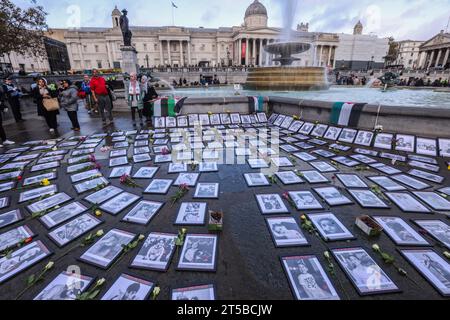 Londres, Royaume-Uni. 04 novembre 2023. Palestiniens à Londres se préparant pour un rassemblement et montrant des photos d'enfants tués dans les frappes aériennes israéliennes à Gaza, chaque photo représente un coquelicot sanglant courant.Paul Quezada-Neiman/Alamy Live News crédit : Paul Quezada-Neiman/Alamy Live News Banque D'Images