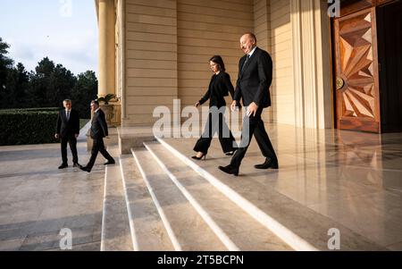 Bakou, Azerbaïdjan. 04 novembre 2023. Annalena Baerbock (Alliance90/Verts), ministre des Affaires étrangères, quitte le palais présidentiel avec Ilham Aliyev (à droite), président de la République d'Azerbaïdjan. Le point central du voyage est le différend entre l'Arménie et l'Azerbaïdjan au sujet de la région du Haut-Karabakh. Crédit : Hannes P. Albert/dpa/Alamy Live News Banque D'Images