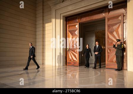 Bakou, Azerbaïdjan. 04 novembre 2023. Annalena Baerbock (Bündnis90/Die Grünen), ministre des Affaires étrangères, quitte le palais présidentiel avec Ilham Aliyev, président de la République d'Azerbaïdjan. Le point central du voyage est le différend entre l'Arménie et l'Azerbaïdjan au sujet de la région du Haut-Karabakh. Crédit : Hannes P. Albert/dpa/Alamy Live News Banque D'Images