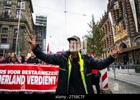 AMSTERDAM - manifestants lors d'une action du syndicat FNV (Fédération syndicale néerlandaise) et du NPB (Union de la police néerlandaise) le jour de la sécurité de subsistance. Après les prochaines élections, les syndicats veulent envoyer un signal clair aux politiciens sur la politique socio-économique souhaitée. ANP JEROEN JUMELET pays-bas Out - belgique Out Credit : ANP/Alamy Live News Banque D'Images