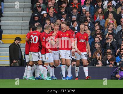 Craven Cottage, Fulham, Londres, Royaume-Uni. 4 novembre 2023. Premier League football, Fulham contre Manchester United ; Scott McTominay de Manchester United célèbre avec ses coéquipiers après avoir marqué son 1e but à la 8e minute, mais a été rejeté par VAR Credit : action plus Sports/Alamy Live News Banque D'Images