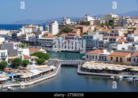 Le village d'Agios Nikolaos, dans la partie orientale de la Crète, vue sur le lac Voulismeni, relié à la mer, vieille ville, Grèce, Banque D'Images