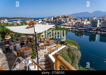 Taverna Gioma au-dessus du village d'Agios Nikolaos, dans la partie orientale de la Crète, vue sur le lac Voulismeni, relié à la mer, vieille ville, Grèce, Banque D'Images