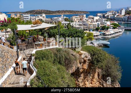Taverna Gioma au-dessus du village d'Agios Nikolaos, dans la partie orientale de la Crète, vue sur le lac Voulismeni, relié à la mer, vieille ville, Grèce, Banque D'Images