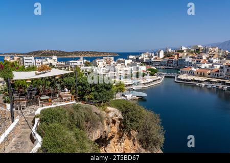 Taverna Gioma au-dessus du village d'Agios Nikolaos, dans la partie orientale de la Crète, vue sur le lac Voulismeni, relié à la mer, vieille ville, Grèce, Banque D'Images