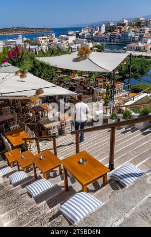 Taverna Gioma au-dessus du village d'Agios Nikolaos, dans la partie orientale de la Crète, vue sur le lac Voulismeni, relié à la mer, vieille ville, Grèce, Banque D'Images