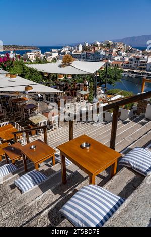 Taverna Gioma au-dessus du village d'Agios Nikolaos, dans la partie orientale de la Crète, vue sur le lac Voulismeni, relié à la mer, vieille ville, Grèce, Banque D'Images