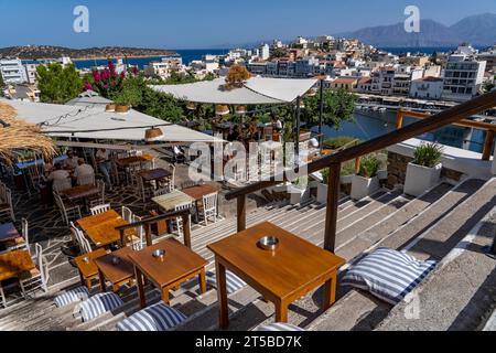 Taverna Gioma au-dessus du village d'Agios Nikolaos, dans la partie orientale de la Crète, vue sur le lac Voulismeni, relié à la mer, vieille ville, Grèce, Banque D'Images