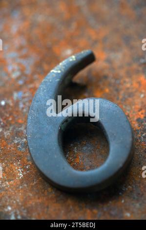 gros plan du numéro six de la maison en laiton patiné Banque D'Images