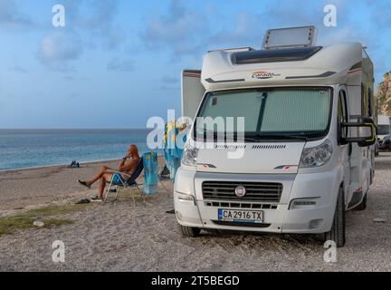 L'île de Lefkada. Grèce- 10.23.2023.les touristes campent avec les camping-cars et les mobil-homes sur Kathisma Beach. Banque D'Images