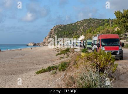 L'île de Lefkada. Grèce- 10.23.2023.les touristes campent avec les camping-cars et les mobil-homes sur Kathisma Beach. Banque D'Images