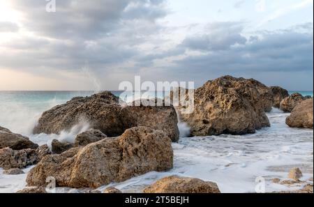 Grosses vagues écrasant sur les gros rochers sur la plage de Kavalikefta, Lefkada, Grèce. Banque D'Images