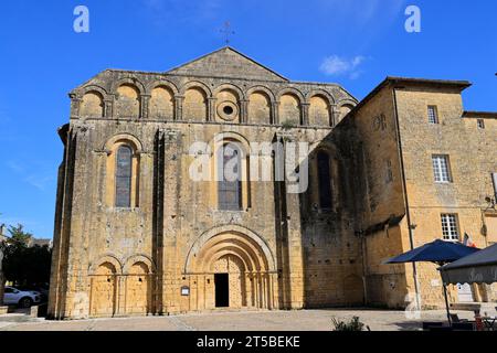 Abbaye de Cadouin en Périgord. L'église abbatiale romane et le cloître dans le village de Cadouin. Architecture, religion, patrimoine religieux et tourisme. Banque D'Images