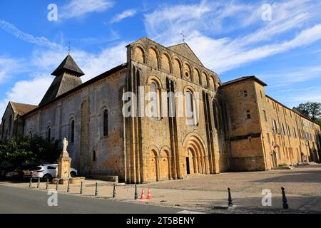 Abbaye de Cadouin en Périgord. L'église abbatiale romane et le cloître dans le village de Cadouin. Architecture, religion, patrimoine religieux et tourisme. Banque D'Images