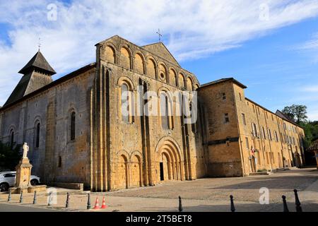 Abbaye de Cadouin en Périgord. L'église abbatiale romane et le cloître dans le village de Cadouin. Architecture, religion, patrimoine religieux et tourisme. Banque D'Images