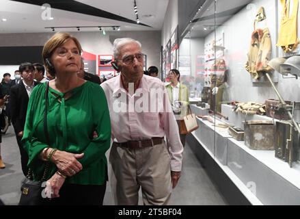 (231104) -- LIUZHOU, 4 novembre 2023 (Xinhua) -- Nell Chennault Calloway (L), petite-fille du général américain Claire Lee Chennault, qui a dirigé les pilotes des Flying Tigers en temps de guerre pour combattre les envahisseurs japonais en Chine pendant la Seconde Guerre mondiale, Harry Moyer, vétéran des Tigres volants, visite un musée d'histoire de la guerre de résistance contre l'agression japonaise à Liuzhou, dans la région autonome de Guangxi Zhuang, dans le sud de la Chine, le 4 novembre 2023. Jeffrey Greene, président de la sino-American Aviation Heritage Foundation, et les vétérans et descendants des Flying Tigers sont arrivés samedi à Liuzhou pour une visite de deux jours. (Xinhua/lu Boan) Banque D'Images