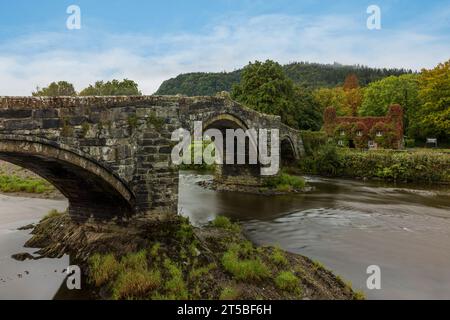 Le pont historique Pont Fawr et les Tearooms Tu Hwnt I'r Bont à Llanrwst, pays de Galles. Banque D'Images