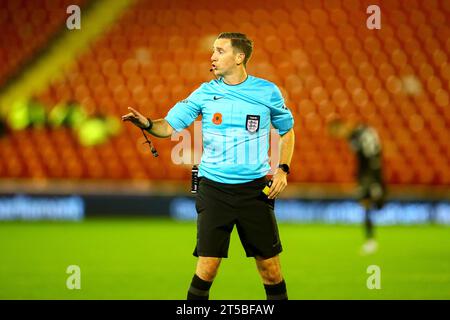 Oakwell Stadium, Barnsley, Angleterre - 3 novembre 2023 arbitre Ben toner - pendant le match Barnsley v Horsham, Emirates FA Cup, 2023/24, Oakwell Stadium, Barnsley, Angleterre - 3 novembre 2023 crédit : Arthur Haigh/WhiteRosePhotos/Alamy Live News Banque D'Images