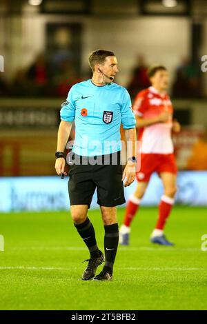 Oakwell Stadium, Barnsley, Angleterre - 3 novembre 2023 arbitre Ben toner - pendant le match Barnsley v Horsham, Emirates FA Cup, 2023/24, Oakwell Stadium, Barnsley, Angleterre - 3 novembre 2023 crédit : Arthur Haigh/WhiteRosePhotos/Alamy Live News Banque D'Images