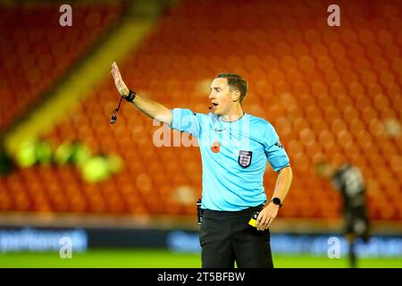 Oakwell Stadium, Barnsley, Angleterre - 3 novembre 2023 arbitre Ben toner - pendant le match Barnsley v Horsham, Emirates FA Cup, 2023/24, Oakwell Stadium, Barnsley, Angleterre - 3 novembre 2023 crédit : Arthur Haigh/WhiteRosePhotos/Alamy Live News Banque D'Images