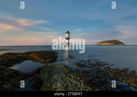 Phare de Trwyn du sur l'île d'Anglesey au pays de Galles Banque D'Images