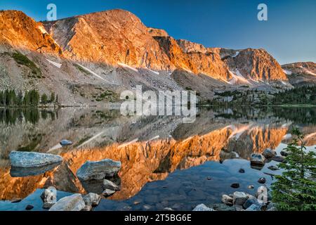 Chaîne enneigée, au-dessus du lac Marie, lever de soleil mi-été, Medicine Bow Mountains, montagnes Rocheuses, Medicine Bow National Forest, Wyoming, États-Unis Banque D'Images