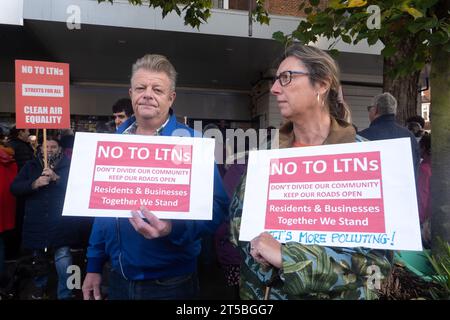 Londres, Royaume-Uni. 4 novembre 2023. Les résidents locaux se rassemblent avec des pancartes sur Streatham High Road dans le sud de Londres dans le cadre du groupe de protestation Lambeth LTN Watch contre le fait que la zone devienne un quartier à faible trafic (LTN), causant confusion et retard pour les résidents locaux. Les automobilistes peuvent être condamnés à une amende pouvant aller jusqu'à 130 £ pour entrer sur les nouvelles lignes LTN. Crédit : SMP News / Alamy Live News Banque D'Images