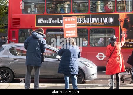 Londres, Royaume-Uni. 4 novembre 2023. Les résidents locaux se rassemblent avec des pancartes sur Streatham High Road dans le sud de Londres dans le cadre du groupe de protestation Lambeth LTN Watch contre le fait que la zone devienne un quartier à faible trafic (LTN), causant confusion et retard pour les résidents locaux. Les automobilistes peuvent être condamnés à une amende pouvant aller jusqu'à 130 £ pour entrer sur les nouvelles lignes LTN. Crédit : SMP News / Alamy Live News Banque D'Images