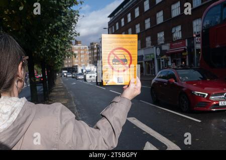 Londres, Royaume-Uni. 4 novembre 2023. Les résidents locaux se rassemblent avec des pancartes sur Streatham High Road dans le sud de Londres dans le cadre du groupe de protestation Lambeth LTN Watch contre le fait que la zone devienne un quartier à faible trafic (LTN), causant confusion et retard pour les résidents locaux. Les automobilistes peuvent être condamnés à une amende pouvant aller jusqu'à 130 £ pour entrer sur les nouvelles lignes LTN. Crédit : SMP News / Alamy Live News Banque D'Images