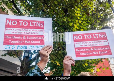Londres, Royaume-Uni. 4 novembre 2023. Les résidents locaux se rassemblent avec des pancartes sur Streatham High Road dans le sud de Londres dans le cadre du groupe de protestation Lambeth LTN Watch contre le fait que la zone devienne un quartier à faible trafic (LTN), causant confusion et retard pour les résidents locaux. Les automobilistes peuvent être condamnés à une amende pouvant aller jusqu'à 130 £ pour entrer sur les nouvelles lignes LTN. Crédit : SMP News / Alamy Live News Banque D'Images