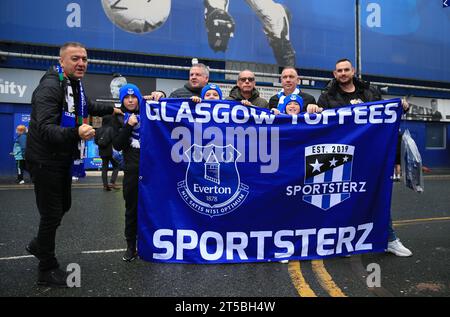 Goodison Park, Liverpool, Royaume-Uni. 4 novembre 2023. Premier League football, Everton contre Brighton et Hove Albion ; les fans d'Everton de Glasgow posent avec leur bannière dans Goodison Road Credit : action plus Sports/Alamy Live News Banque D'Images