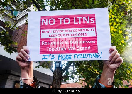 Londres, Royaume-Uni. 4 novembre 2023. Les résidents locaux se rassemblent avec des pancartes sur Streatham High Road dans le sud de Londres dans le cadre du groupe de protestation Lambeth LTN Watch contre le fait que la zone devienne un quartier à faible trafic (LTN), causant confusion et retard pour les résidents locaux. Les automobilistes peuvent être condamnés à une amende pouvant aller jusqu'à 130 £ pour entrer sur les nouvelles lignes LTN. Crédit : SMP News / Alamy Live News Banque D'Images