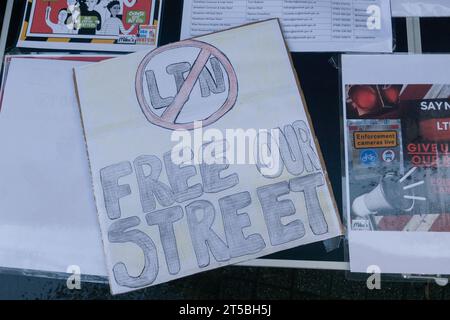 Londres, Royaume-Uni. 4 novembre 2023. Les résidents locaux se rassemblent avec des pancartes sur Streatham High Road dans le sud de Londres dans le cadre du groupe de protestation Lambeth LTN Watch contre le fait que la zone devienne un quartier à faible trafic (LTN), causant confusion et retard pour les résidents locaux. Les automobilistes peuvent être condamnés à une amende pouvant aller jusqu'à 130 £ pour entrer sur les nouvelles lignes LTN. Crédit : SMP News / Alamy Live News Banque D'Images