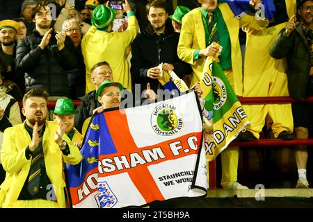 Oakwell Stadium, Barnsley, Angleterre - 3 novembre 2023 fans de Horsham à la fin du match - Barnsley v Horsham, Emirates FA Cup, 2023/24, Oakwell Stadium, Barnsley, Angleterre - 3 novembre 2023 crédit : Arthur Haigh/WhiteRosePhotos/Alamy Live News Banque D'Images