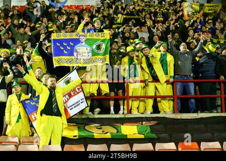 Oakwell Stadium, Barnsley, Angleterre - 3 novembre 2023 fans de Horsham à la fin du match - Barnsley v Horsham, Emirates FA Cup, 2023/24, Oakwell Stadium, Barnsley, Angleterre - 3 novembre 2023 crédit : Arthur Haigh/WhiteRosePhotos/Alamy Live News Banque D'Images