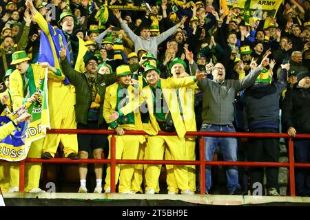 Oakwell Stadium, Barnsley, Angleterre - 3 novembre 2023 fans de Horsham à la fin du match - Barnsley v Horsham, Emirates FA Cup, 2023/24, Oakwell Stadium, Barnsley, Angleterre - 3 novembre 2023 crédit : Arthur Haigh/WhiteRosePhotos/Alamy Live News Banque D'Images