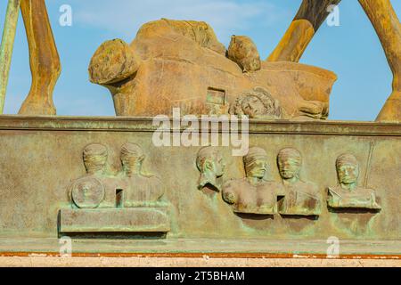 Français : Statue du Centaure, Forum de Pompéi, Igor Mitorraj Italiano : Statua di Centauro, Foro di Pompei, Igor Mitorraj Banque D'Images